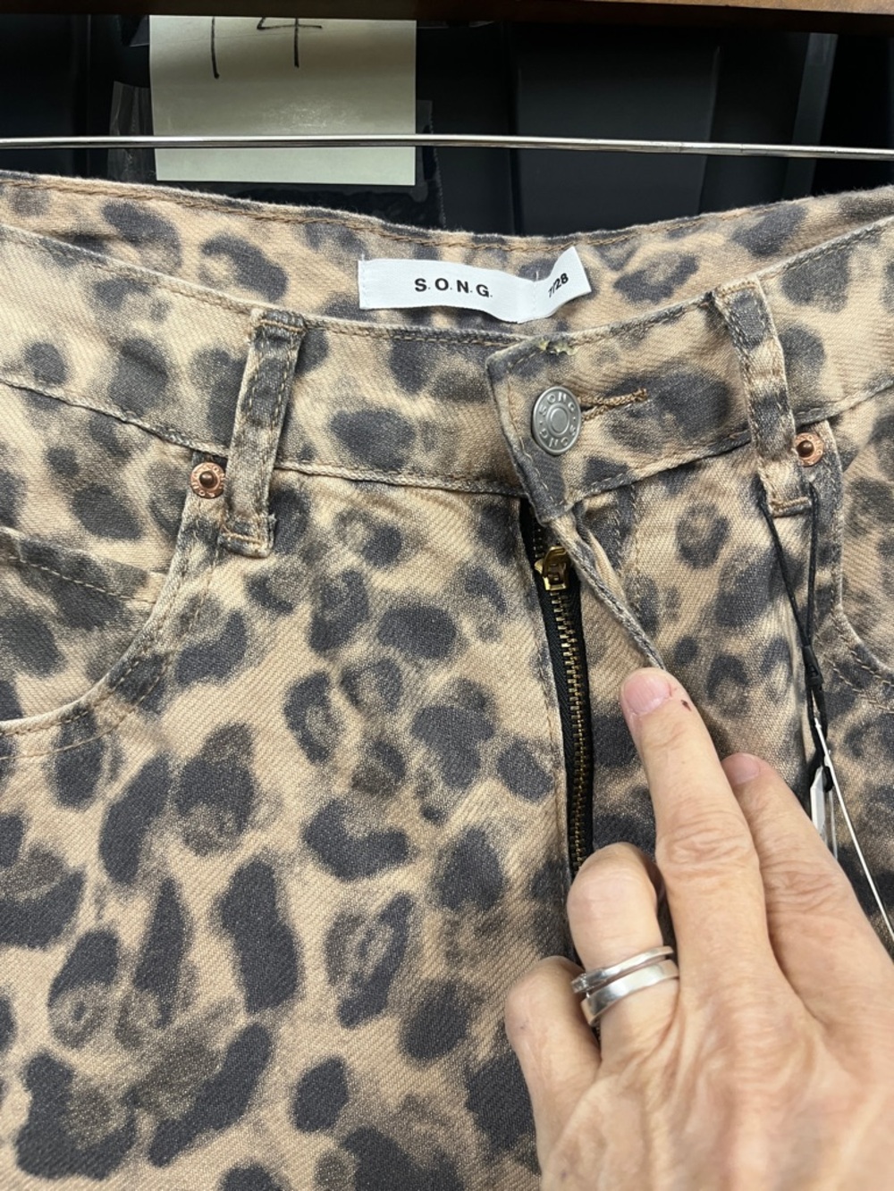 NWT Leopard Print Low Waist Barrel Leg Jeans NWT Animal Print Neutral Size 7/28 - Picture 9 of 12